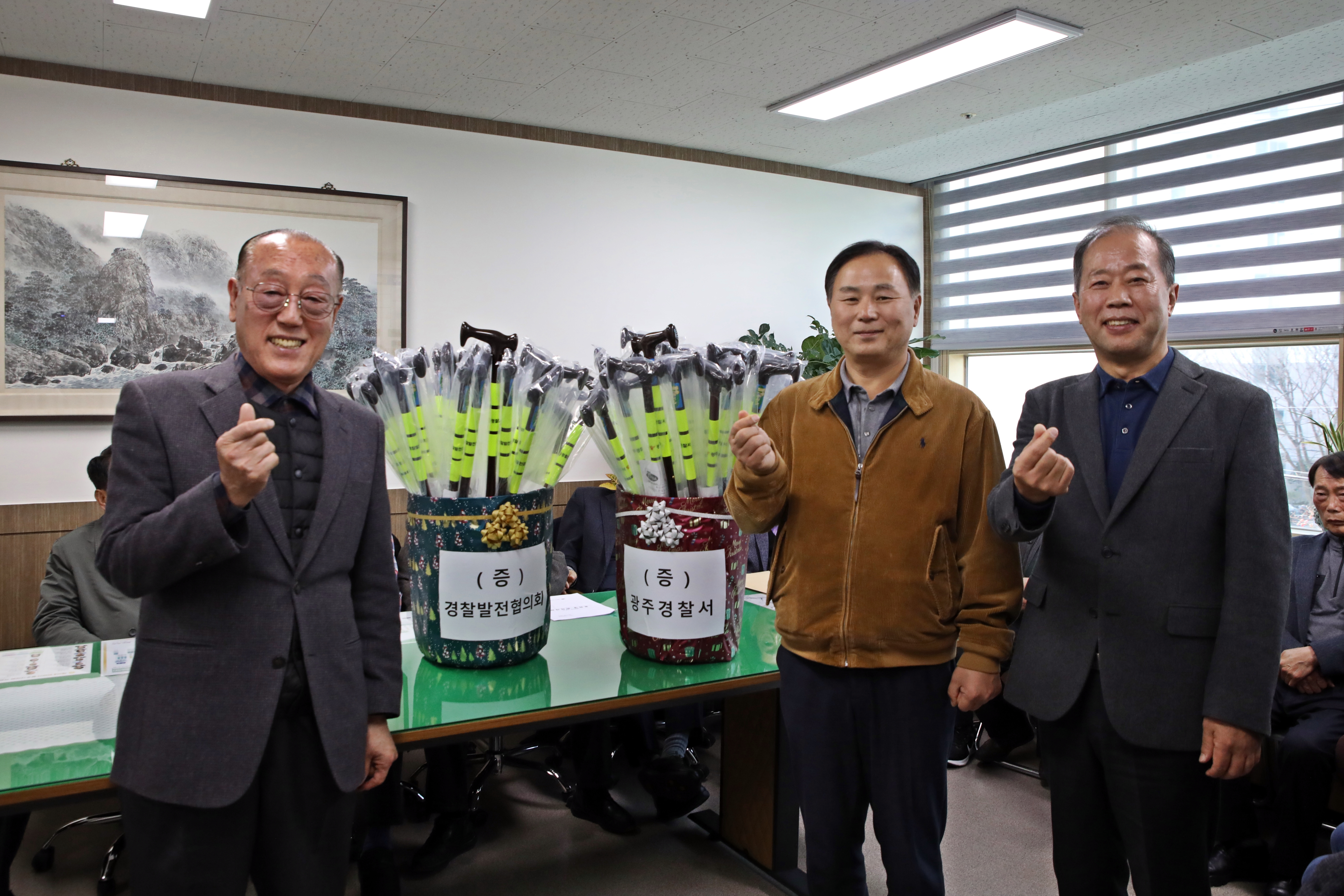 광주서-경찰발전협의회 대한노인회 야광지팡이 전달